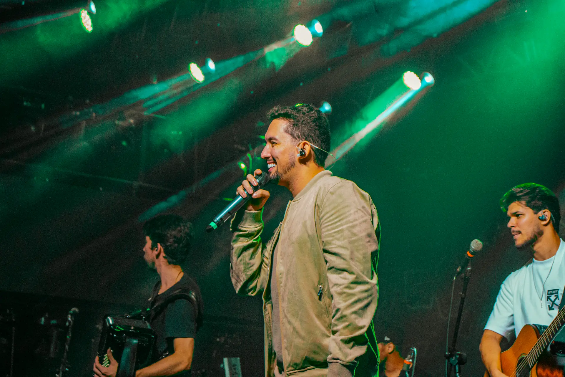 ÔPaulin cantando ao vivo com a banda